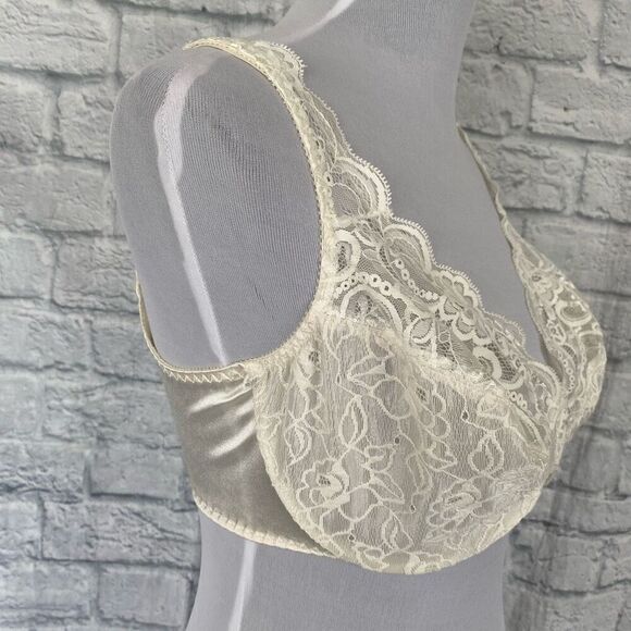 Olga women 38D lace bra w/3 hook back closure & adjustable straps cream color - Picture 3 of 8